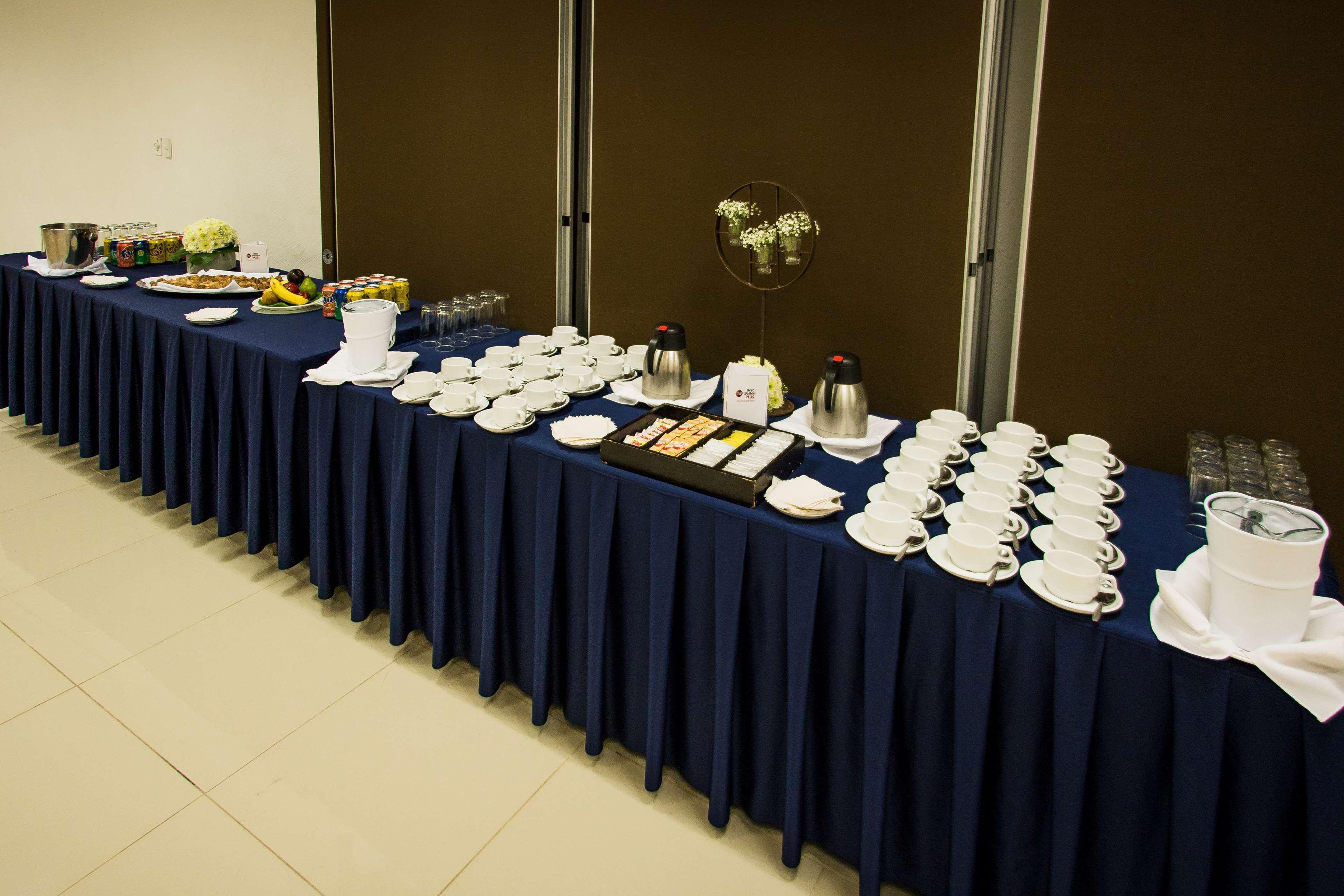 Grand Cantalagua Hotel Morelia, BW Signature Collection Dış mekan fotoğraf A buffet table