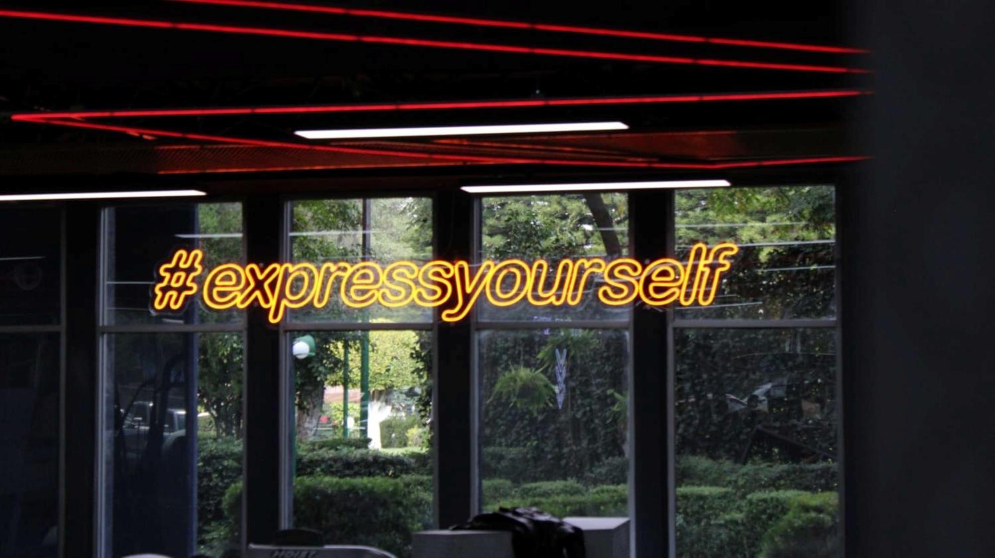 Grand Cantalagua Hotel Morelia, BW Signature Collection Dış mekan fotoğraf #expressyourself neon sign at the 2013 MTV Video Music Awards