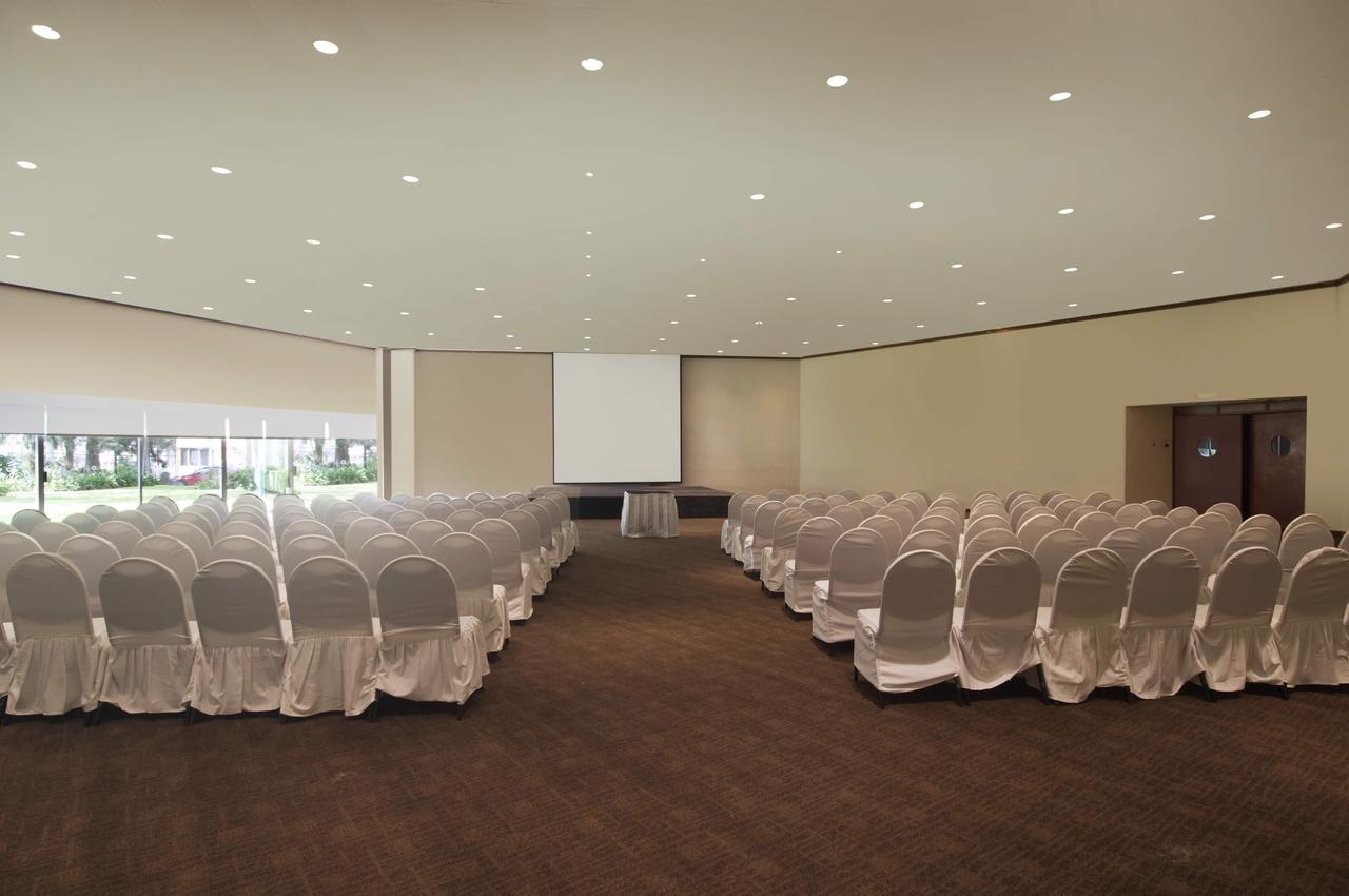Grand Cantalagua Hotel Morelia, BW Signature Collection Dış mekan fotoğraf A meeting room at the hotel